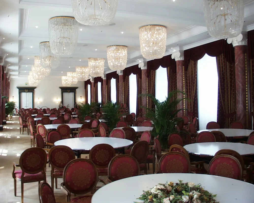 Schloss Bensberg, Bergisch Gladbach: Ballsaal mit aufwendiger Fensterdekoration