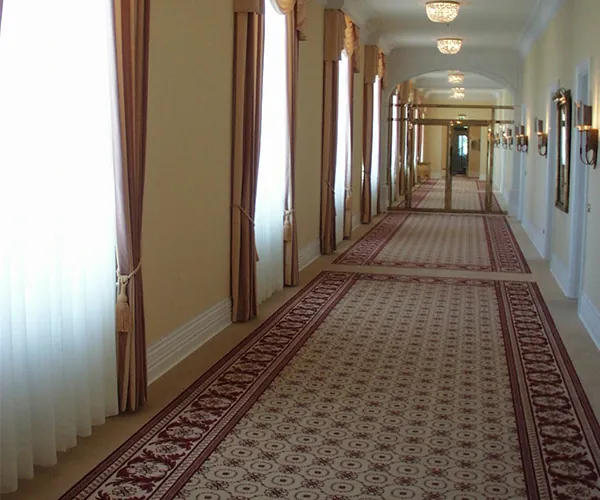 Schloss Bensberg, Bergisch Gladbach: Hotelflur mit Vorhängen und Teppichläufern