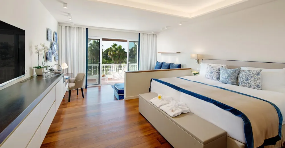 Vila Vita Parc, Algarve, Portugal: Gästezimmer mit Vorhängen und Tagesdecke