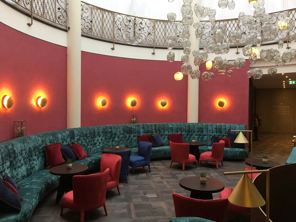 Vila Vita Rosenpark, Marburg: Lounge mit maßgefertigten Sitzbänken